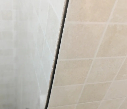 民丰瓷砖空鼓维修公司分享阳台瓷砖脱落的修复过程可以分为以下几个步骤