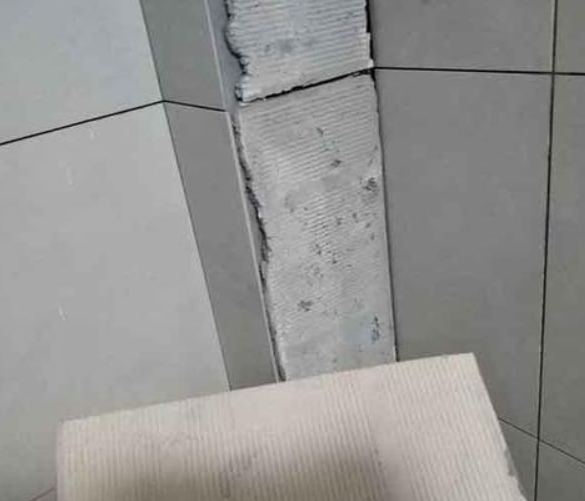 民丰瓷砖空鼓维修公司分享下厨房瓷砖脱落的补救措施。